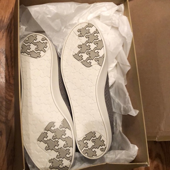 Dr. Scholls NIB grey snake slides. Never worn! Sz6 - Picture 5 of 6